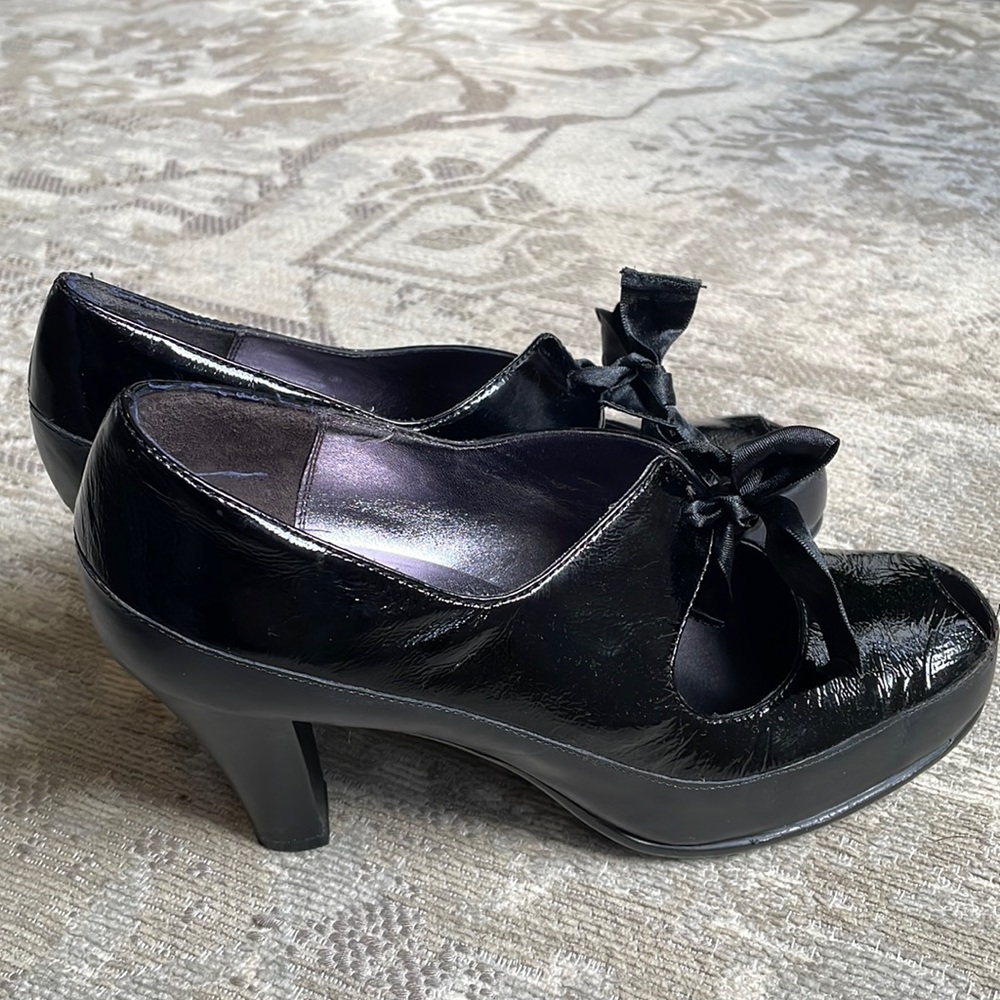 Ribbon tie up black Aerosols heels LIKE NEW